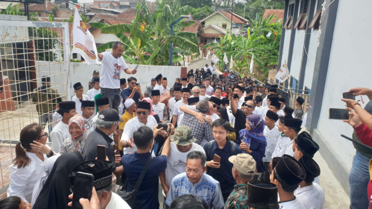 Iwan Bule Mendapat Sambutan Hangat dari Ratusan Warga Saat Kembali ke Kampung Halaman