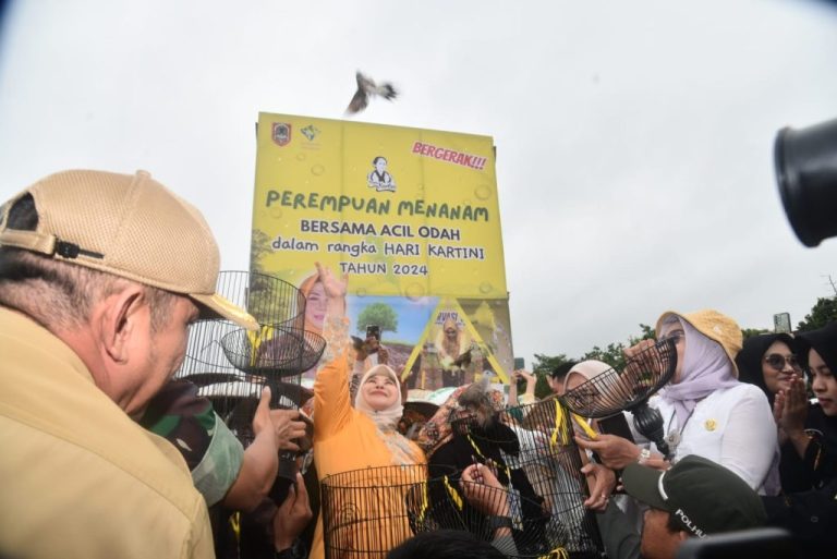 Acil Odah pimpin gerakan “Perempuan Menanam Ribuan Pohon” untuk Memperingati Hari Kartini di Kalsel
