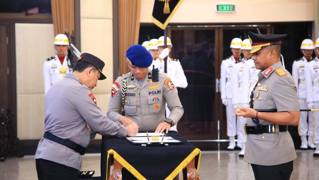 kapolri-jenderal-listyo-sigit-prabowo-memimpin-upacara-serah-terima-jabatan-sertijab-kapolda-dan-beberapa-perwira-tinggi-pari-3_169.jpeg