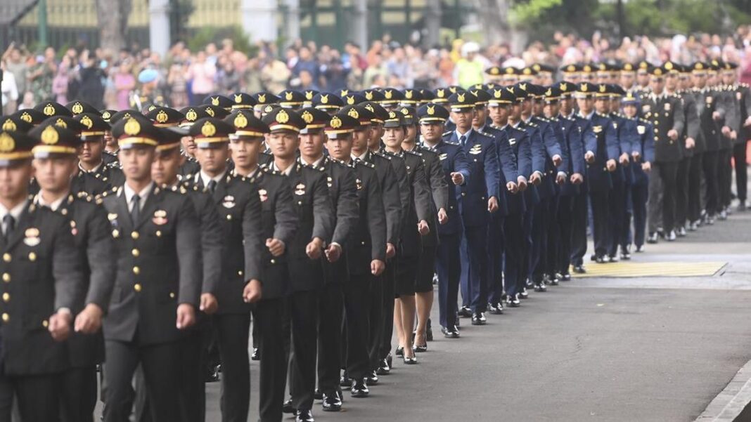 jokowi-lantik-833-perwira-tni-dan-polri-lulusan-akmil-6_169.jpeg